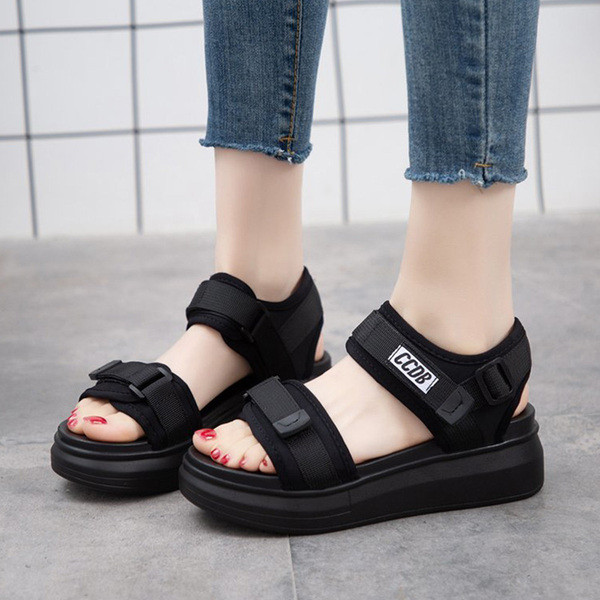 Modern női szandál foltokkal és magas talppal