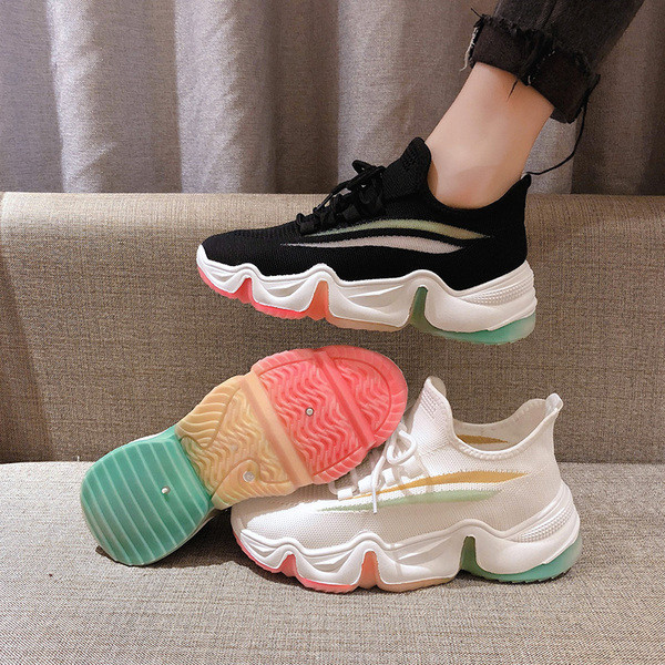 Sieviešu kedas ar rupju krāsainu zoli un šņorēm