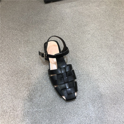 Naiste nahast sandaalid tasasel tallal - kaks mudelit