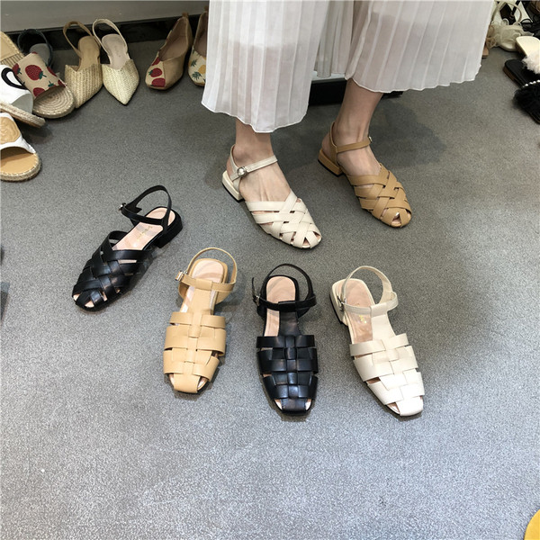 Naiste nahast sandaalid tasasel tallal - kaks mudelit