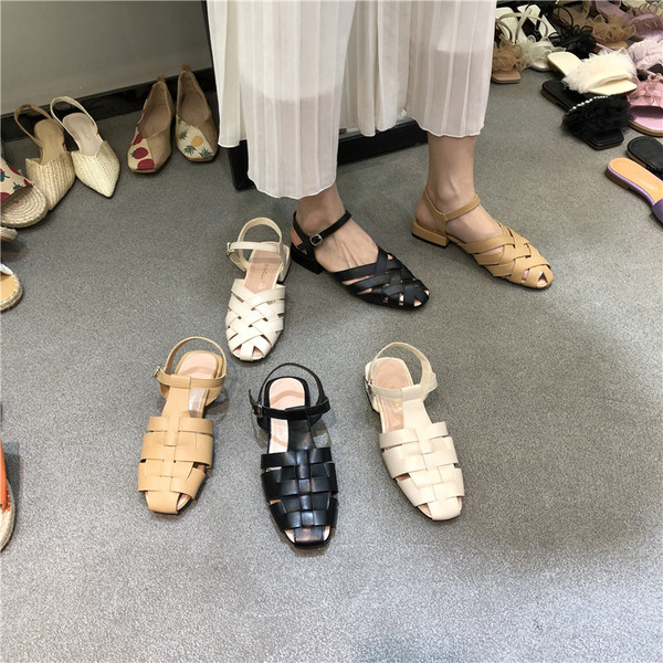 Naiste nahast sandaalid tasasel tallal - kaks mudelit