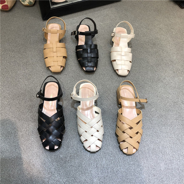 Naiste nahast sandaalid tasasel tallal - kaks mudelit