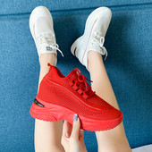 Modern női tornacipő emelvényes és fűzős