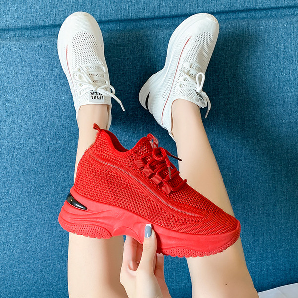 Modern női tornacipő emelvényes és fűzős