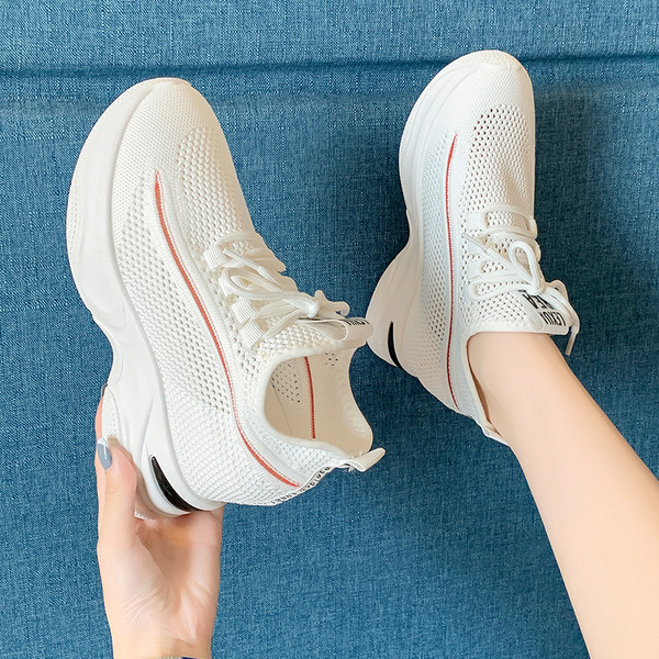 Modern női tornacipő emelvényes és fűzős