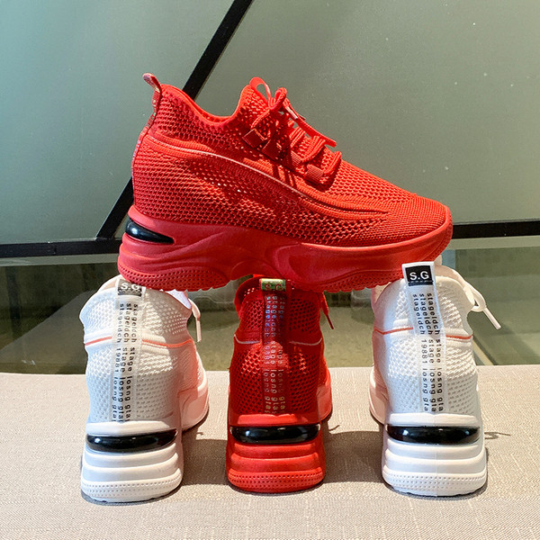 Modern női tornacipő emelvényes és fűzős