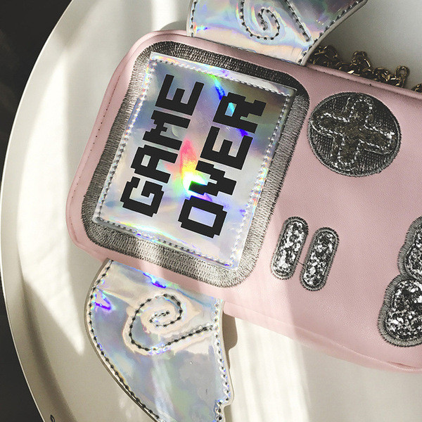 Sieviešu maza soma ar 3D elementu un metāla ķēdīti