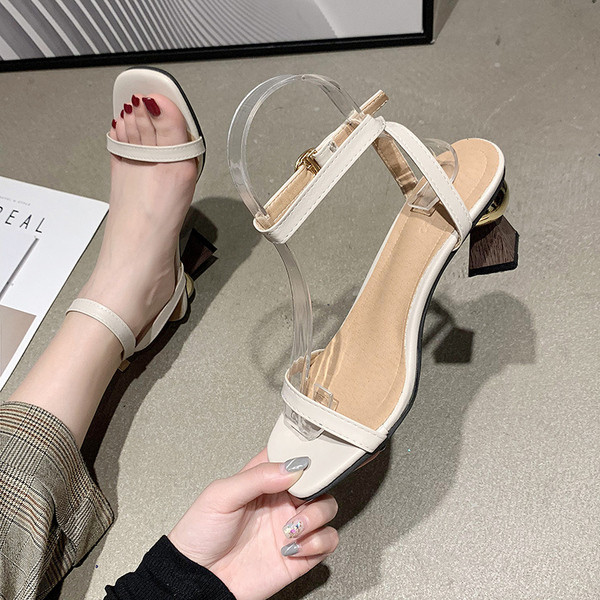 Modernas sieviešu sandales ar siksnu un biezu papēdi