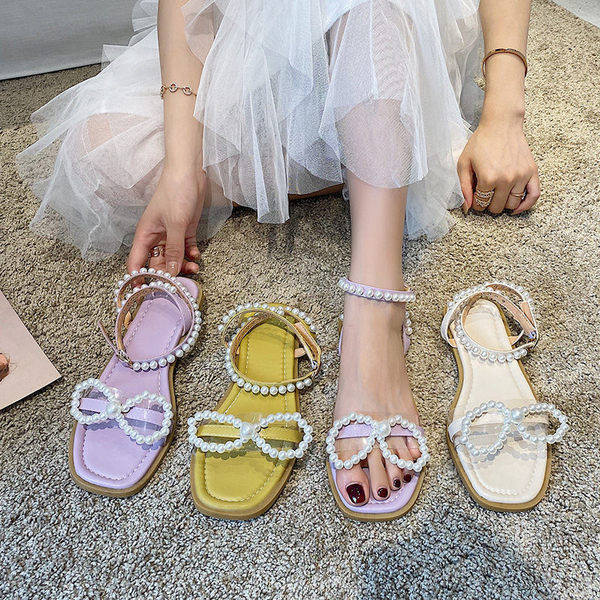 Női alkalmi szandál lapos talppal és gyöngyökkel