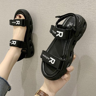 Sieviešu ikdienas sandales ar ielāpiem un plakanu zoli