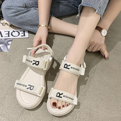 Sieviešu ikdienas sandales ar ielāpiem un plakanu zoli