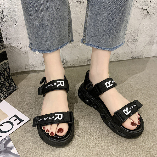 Sieviešu ikdienas sandales ar ielāpiem un plakanu zoli