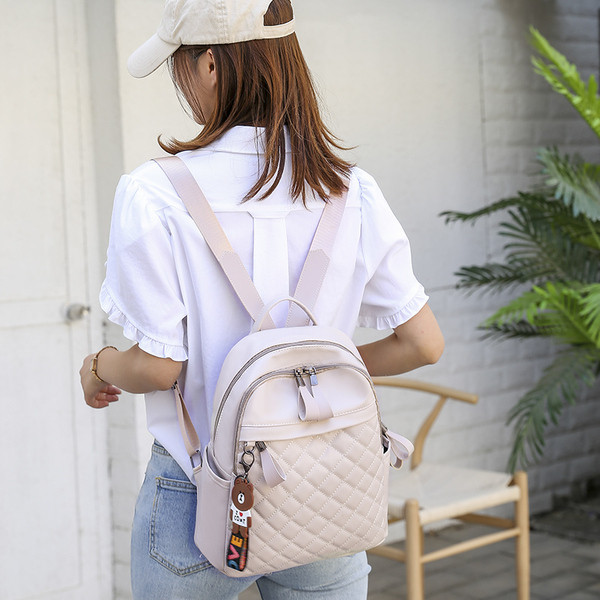 Sieviešu mākslīgās ādas mugursoma ar lācīša atslēgu piekariņu