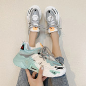 Modernas sieviešu kedas ar mežģīnēm un biezu zoli