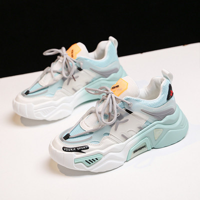 Modernas sieviešu kedas ar mežģīnēm un biezu zoli