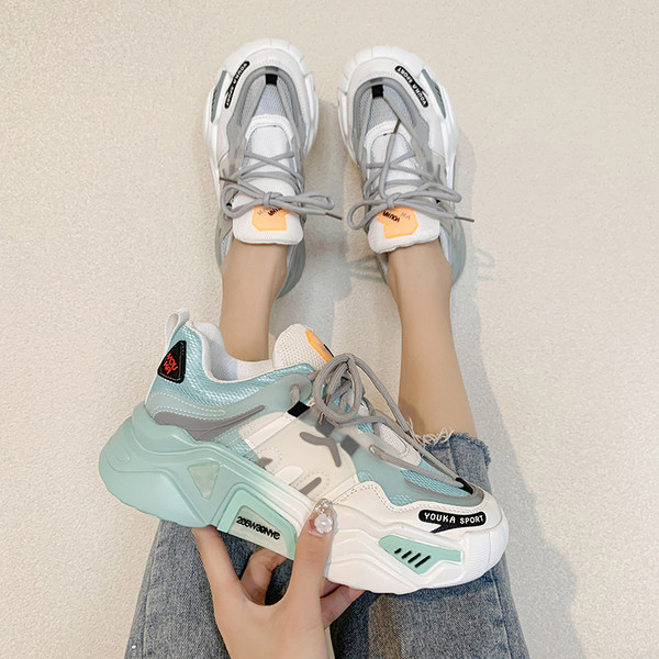 Modernas sieviešu kedas ar mežģīnēm un biezu zoli