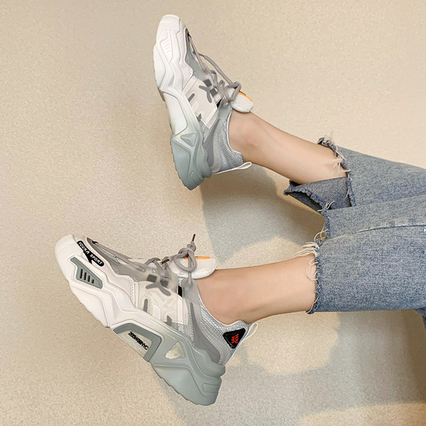 Modernas sieviešu kedas ar mežģīnēm un biezu zoli