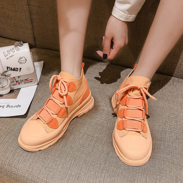 Jauns augsto sieviešu kedu modelis ar šņorēm un plakanu zoli