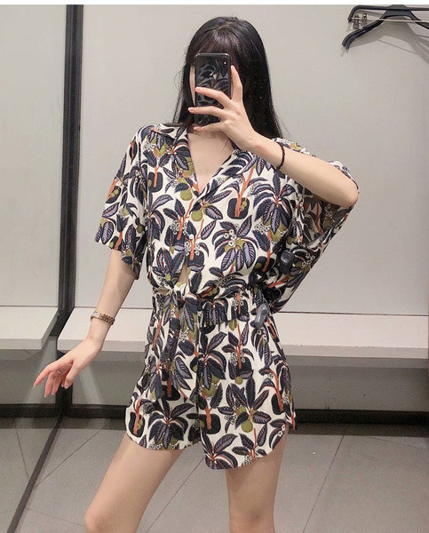 Naiste lillemustriga lühike särk ja püksid