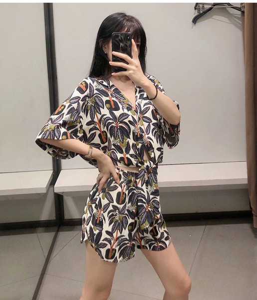 Naiste lillemustriga lühike särk ja püksid