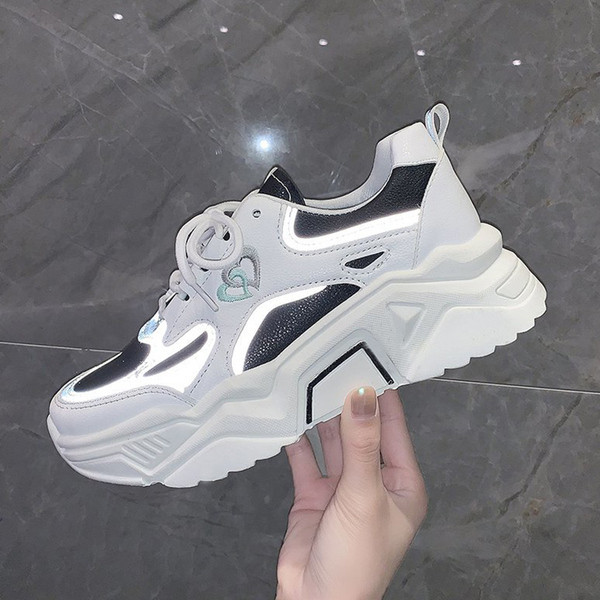 Modern női tornacipő fényes hatással, öko bőrrel