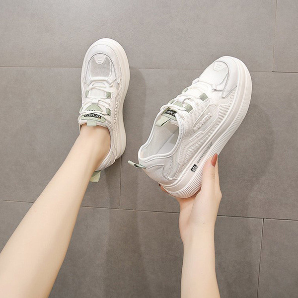 Ikdienas sieviešu kedas ar plakanām zolēm un mežģīnēm baltā krāsā