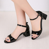 Sieviešu lakādas sandales ar zemu biezu papēdi