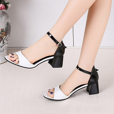 Sieviešu lakādas sandales ar zemu biezu papēdi