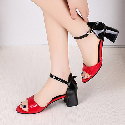 Sieviešu lakādas sandales ar zemu biezu papēdi