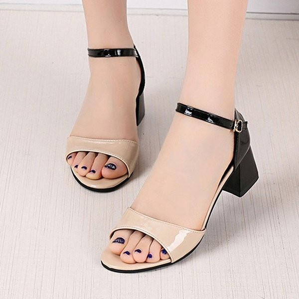 Sieviešu lakādas sandales ar zemu biezu papēdi