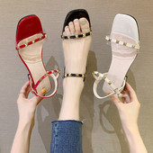 Modernas sieviešu sandales ar metāla apdari un siksnu