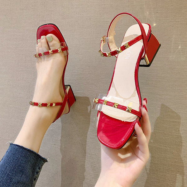 Modernas sieviešu sandales ar metāla apdari un siksnu