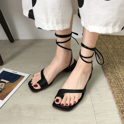 Ikdienas sieviešu sandales ar zemiem papēžiem un mežģīnēm