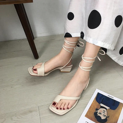 Ikdienas sieviešu sandales ar zemiem papēžiem un mežģīnēm