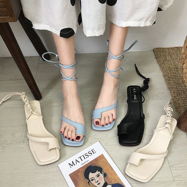 Ikdienas sieviešu sandales ar zemiem papēžiem un mežģīnēm