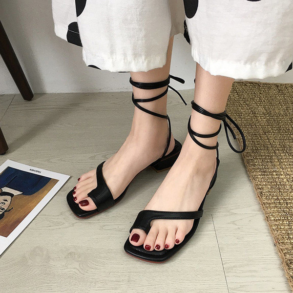 Ikdienas sieviešu sandales ar zemiem papēžiem un mežģīnēm