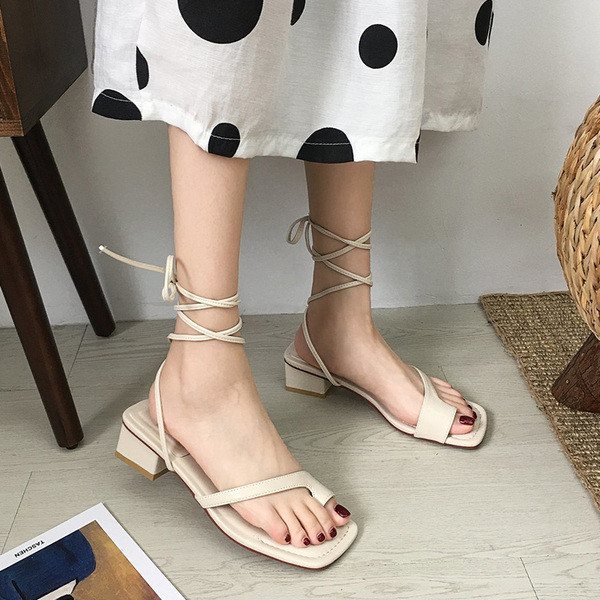 Ikdienas sieviešu sandales ar zemiem papēžiem un mežģīnēm