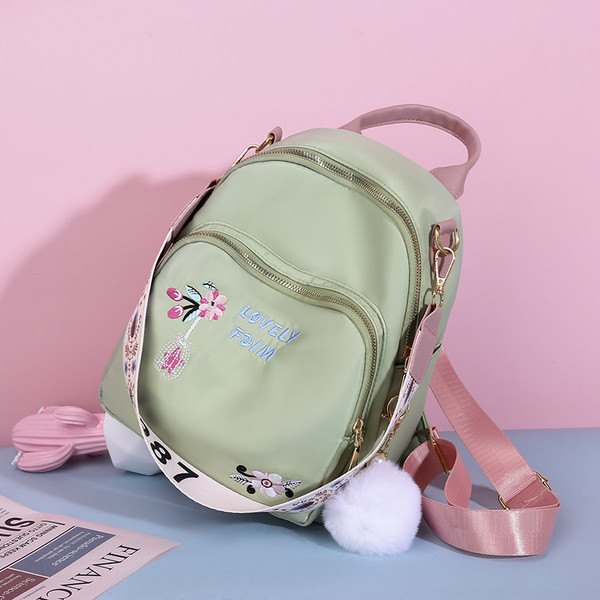 Γυναικείο casual σακίδιο με κεντήματα και μπρελόκ