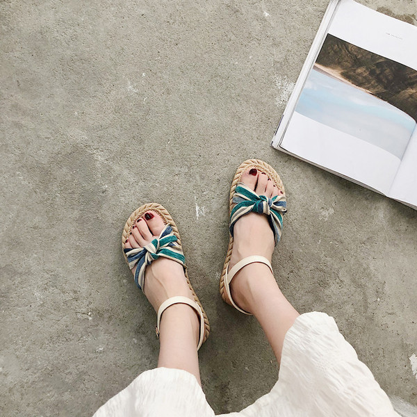 Ikdienas sieviešu sandales ar plakanu zoli un siksnu