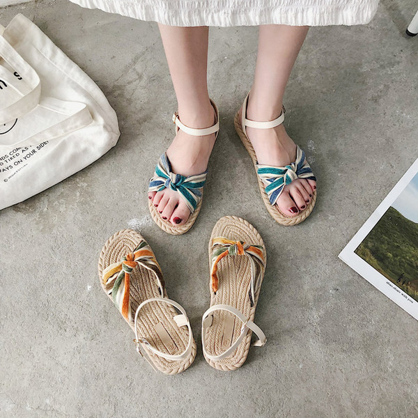 Ikdienas sieviešu sandales ar plakanu zoli un siksnu