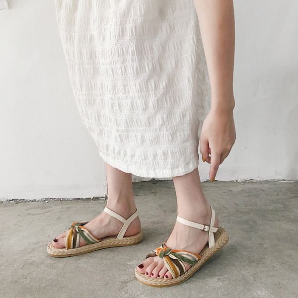 Ikdienas sieviešu sandales ar plakanu zoli un siksnu