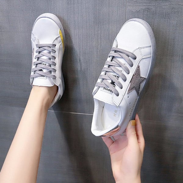 Modernas sieviešu kedas ar mežģīnēm un zvaigžņu aplikāciju