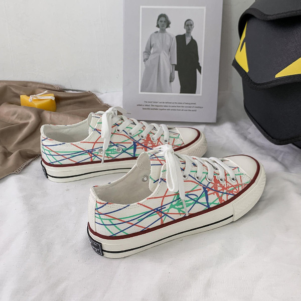 Ikdienas sieviešu kedas ar krāsainu rakstu un saitēm