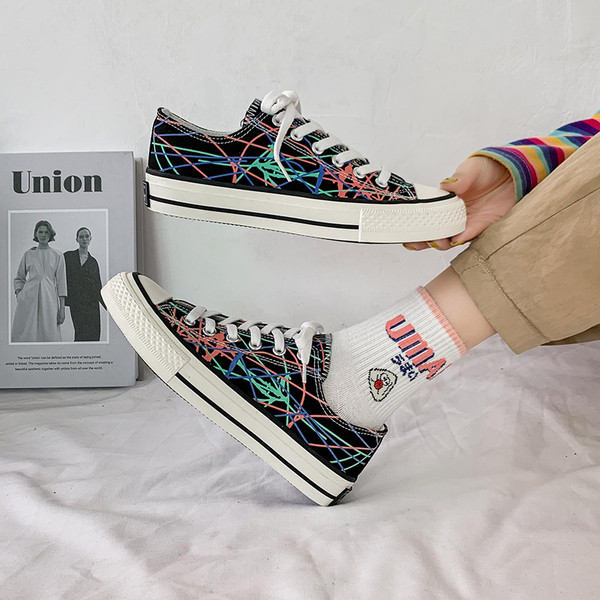 Ikdienas sieviešu kedas ar krāsainu rakstu un saitēm