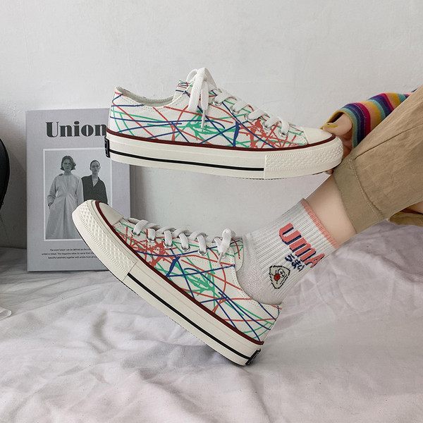 Ikdienas sieviešu kedas ar krāsainu rakstu un saitēm