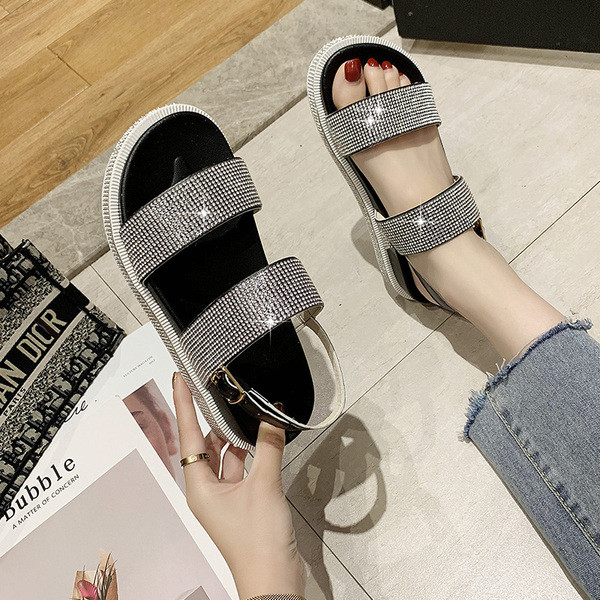 Sieviešu ikdienas sandales ar akmeņiem un plakanu zoli ar aizdari