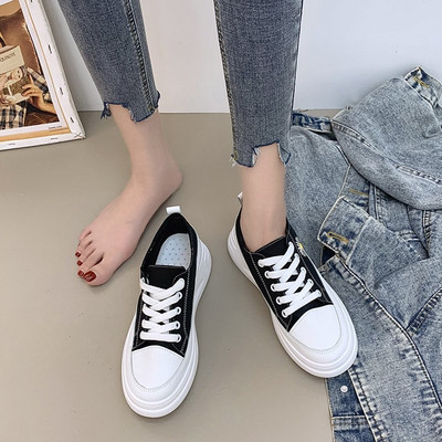 Κλασικό μοντέλο γυναικεία αθλητικά παπούτσια με χοντρά πέλματα και κεντήματα