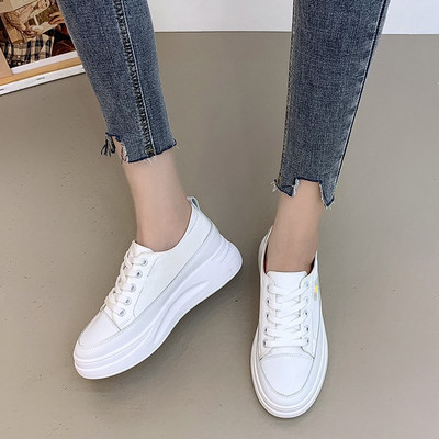 Κλασικό μοντέλο γυναικεία αθλητικά παπούτσια με χοντρά πέλματα και κεντήματα