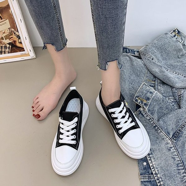 Κλασικό μοντέλο γυναικεία αθλητικά παπούτσια με χοντρά πέλματα και κεντήματα