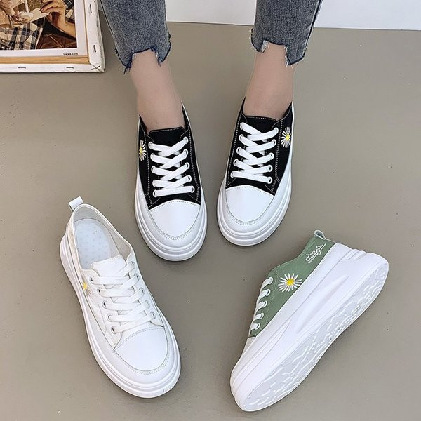 Κλασικό μοντέλο γυναικεία αθλητικά παπούτσια με χοντρά πέλματα και κεντήματα